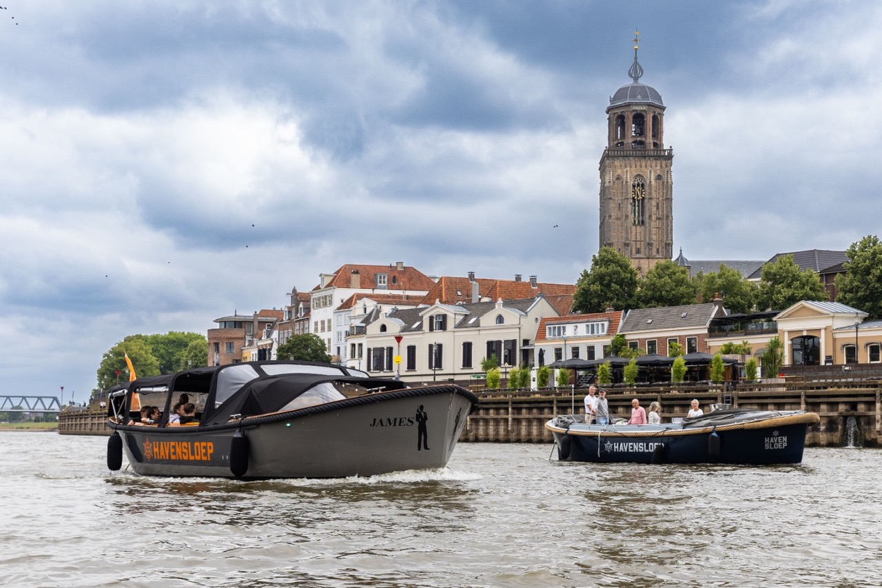 Overdekte luxe sloep met schipper van Havensloep Deventer in Deventer